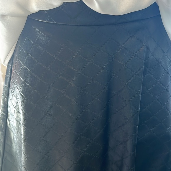 Join the Leather trend this season in this cute mini!! - Picture 3 of 7